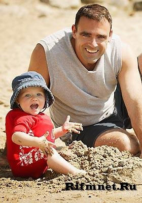 Делая вид, что помогаешь ребенку в песочнице, можно без палева играть с совочком, ведерком и формочками.