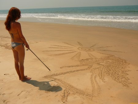 Одна девочка каждый день приходила на берег моря и палочкой на песке писала кому-то послание...