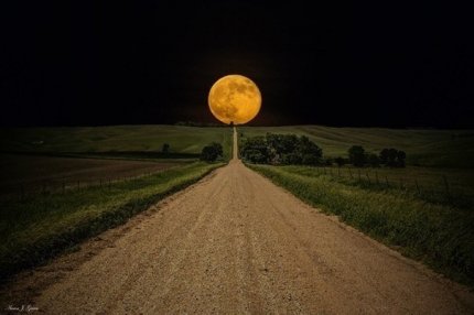 Где бы ни был каждый из нас, мы всегда будем видеть одну луну.