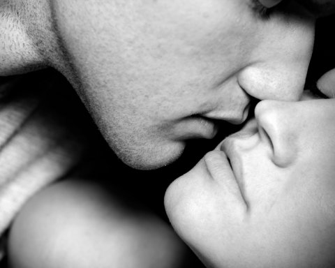 Гениальное изобретение, закрывающее рот любой женщины — поцелуй.