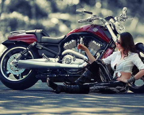 Я люблю мотоциклы, но не больше, чем женщин. Женщина — самое прекрасное создание человечества.