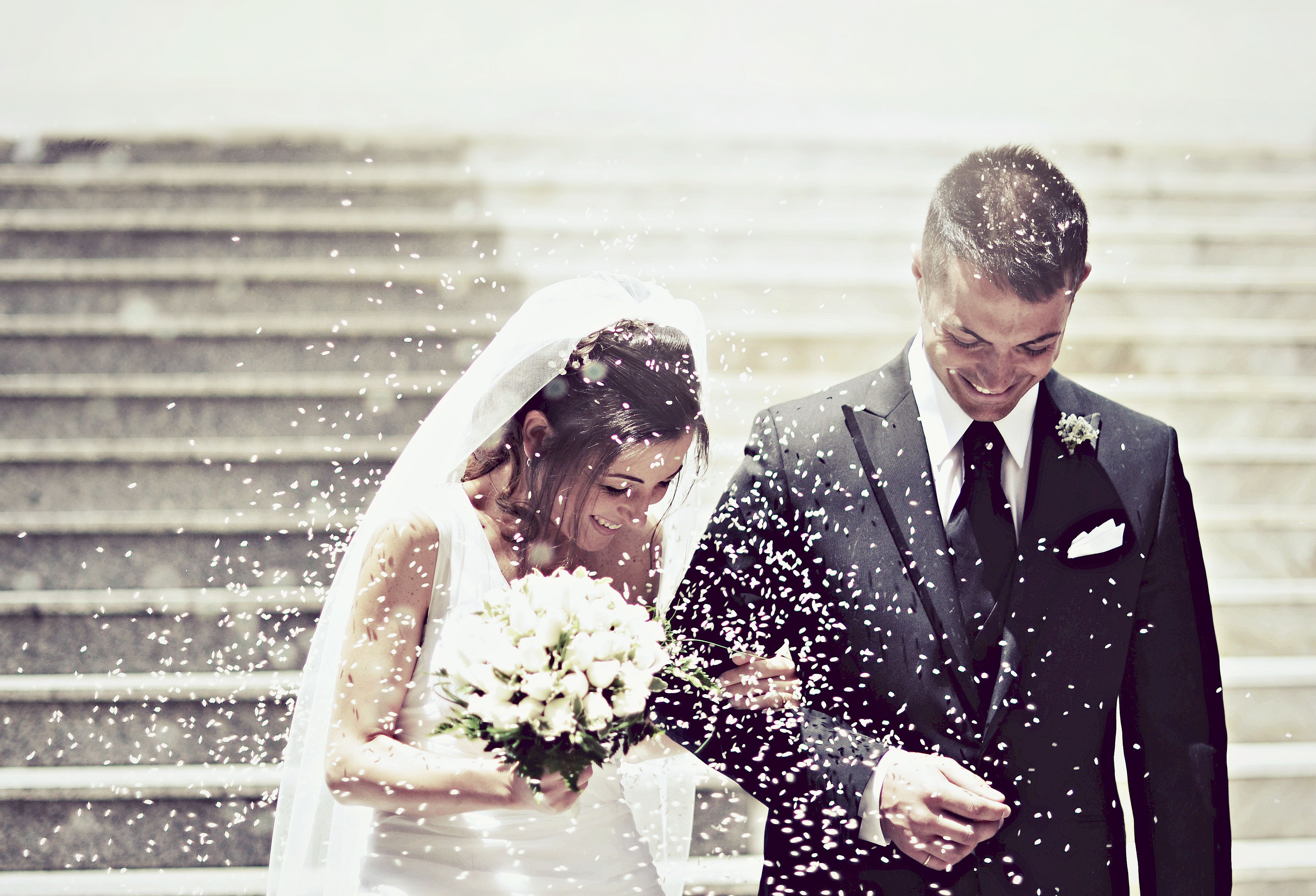 Цветы выйти замуж. Молодожены. Свадебные фото. Жених и невеста. Пара свадьба.